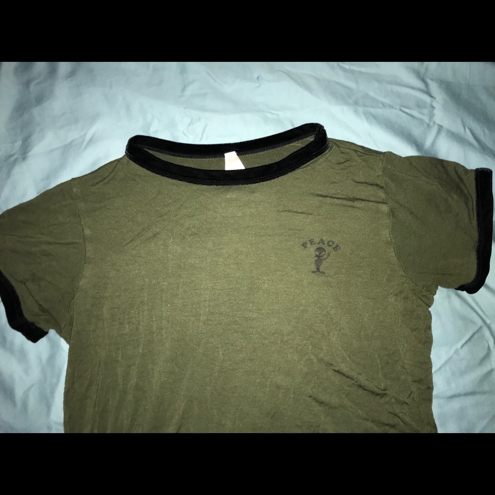 ALIEN PEACE SIGN T-SHIRT